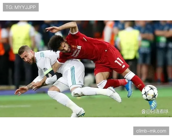 足球赛场惊现离奇失误,搞笑瞬间引爆全场笑点 足球赛场惊现离奇失误,搞笑瞬间引爆全场笑点