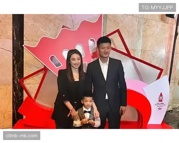 谌龙退役后在家带娃，老婆王适娴晒出他穿围裙做饭的样子，网友：这还是那个球场上杀气腾腾的他？