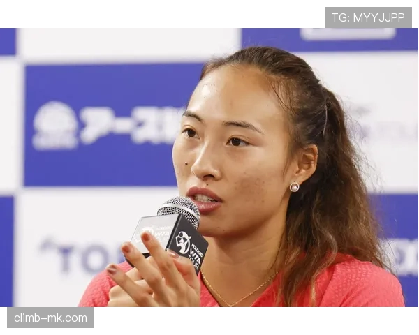 郑钦文球场像冷面战士，机场像随手刷爆信用卡的时髦小姐姐，反差看到眼都花了